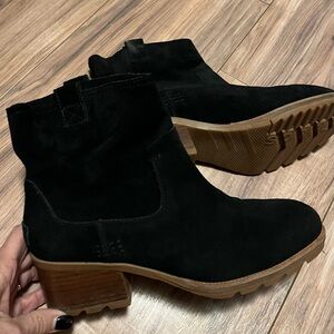 🖤🖤Sorel Ankle Boots! 2 pairs Excellent condition! Wine and black Suede🖤🖤 W 8.5